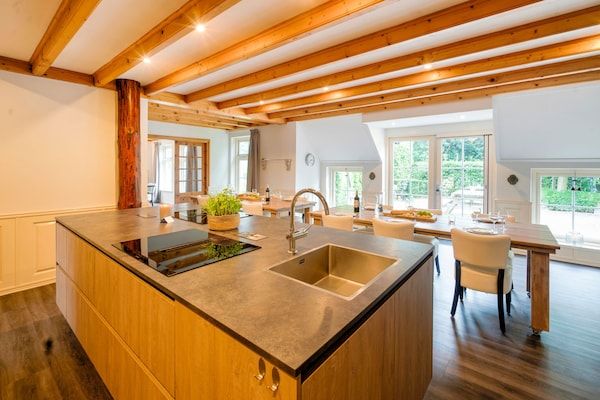 Keuken - Ruime boerderij met sauna en hottub in Noardburgum (3)