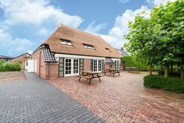 Buitenkant - Ruime boerderij met sauna en hottub in Noardburgum (1)