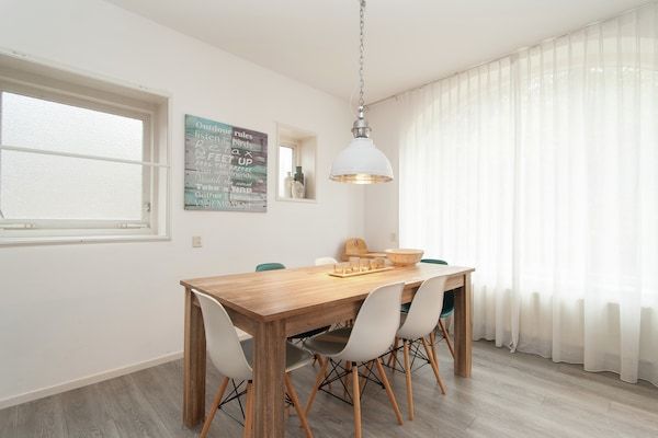 Eetkamer - Familieverblijf Dune Top in Bergen aan zee (3)