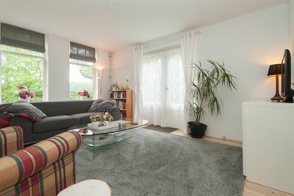 Woonkamer - Rustig duinverblijf met tuin in Schoorl (2)