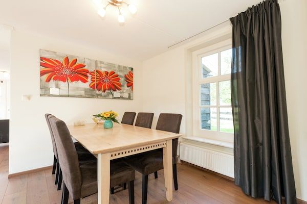 Eetkamer - Vakantiehuis bij Lutjestrand Strand in Hippolytushoef (3)
