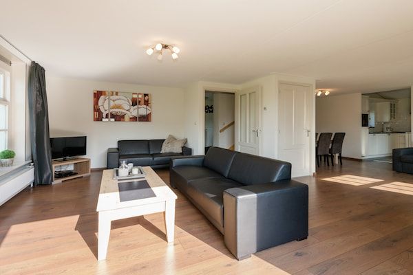 Woonkamer - Vakantiehuis bij Lutjestrand Strand in Hippolytushoef (2)