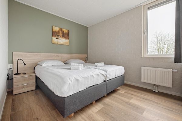 Slaapkamer - Bungalow op de heuvel met tuin in Walem (3)