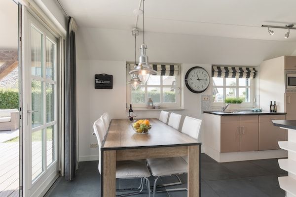 Eetkamer - Giethoorn Villa met Moderne Touch in Wanneperveen (3)