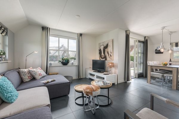 Woonkamer - Giethoorn Villa met Moderne Touch in Wanneperveen (2)