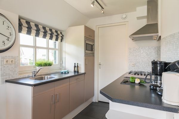Keuken - Giethoorn Villa met Moderne Touch in Wanneperveen (4)