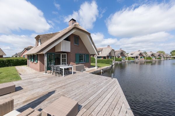 Buitenkant - Giethoorn Villa met Moderne Touch in Wanneperveen (1)