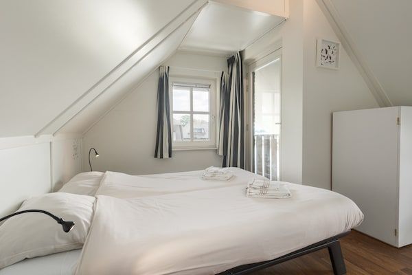 Slaapkamer - Giethoorn Villa met Moderne Touch in Wanneperveen (5)