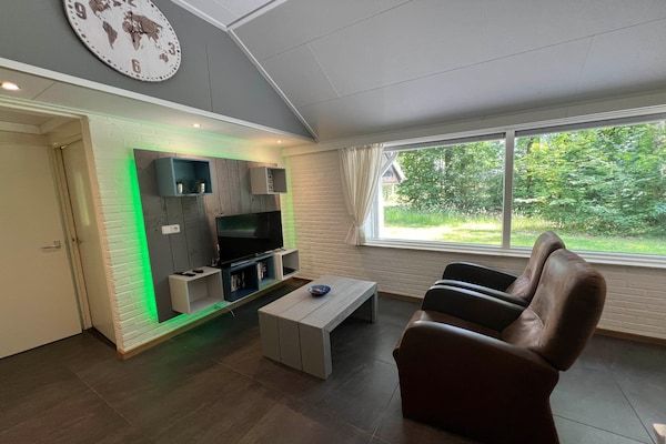 Woonkamer - Vakantiehuis in Stramproy bij natuurgebied in Stramproy (2)