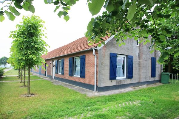 Buitenkant - Boerderij in Nederweert bij kanalen in Nederweert Eind (1)