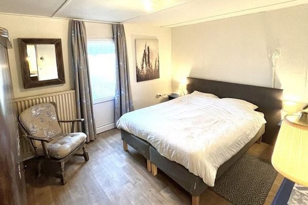 Slaapkamer - Boerderij in Nederweert bij kanalen in Nederweert Eind (5)