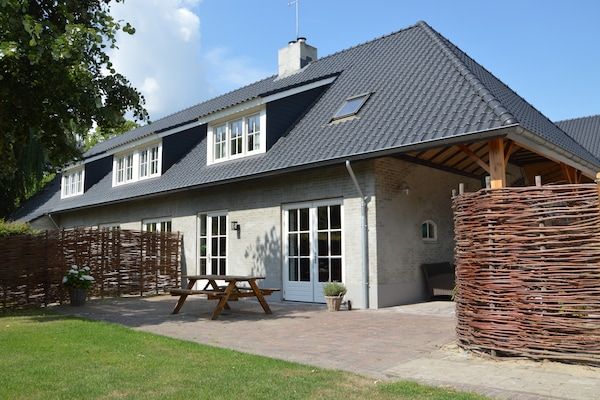 Buitenkant - Gezinswoning met trampoline in Haaren (5)