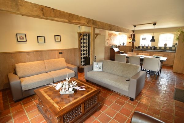 Woonkamer - Gezinswoning met trampoline in Haaren (1)