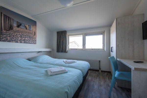 Slaapkamer - Chalet in Zeeland bij het Strand in Kamperland (5)