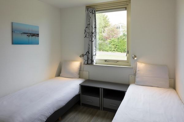 Slaapkamer - Villa in Zeeland met Sauna en Strandtoegang in Kamperland (4)