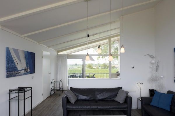 Woonkamer - Villa in Zeeland met Sauna en Strandtoegang in Kamperland (2)