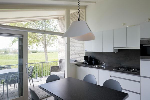 Keuken - Villa in Zeeland met Sauna en Strandtoegang in Kamperland (3)