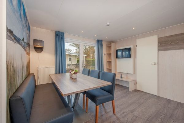 Woonkamer - Chalet vlakbij het strand met vaatwasser in Kamperland (2)