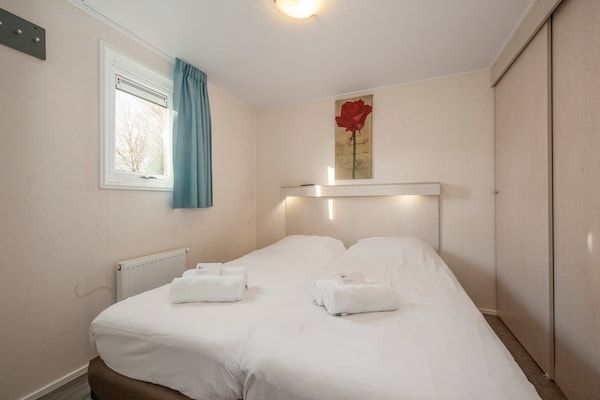 Slaapkamer - Chalet vlakbij het strand met vaatwasser in Kamperland (4)