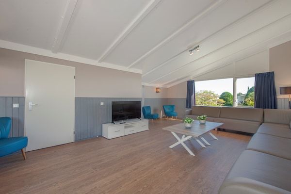 Woonkamer - Villa in Nederland bij Roompot Strand in Kamperland (3)