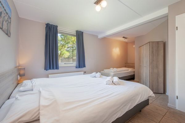 Slaapkamer - Villa in Nederland bij Roompot Strand in Kamperland (5)