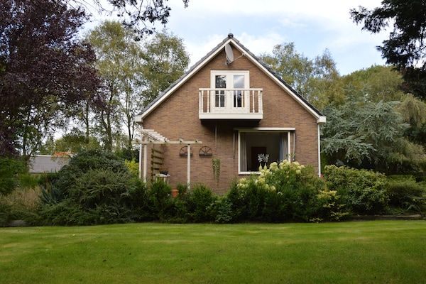 Buitenkant - Vakantiehuis Mantinge bij natuurgebied in Mantinge (1)