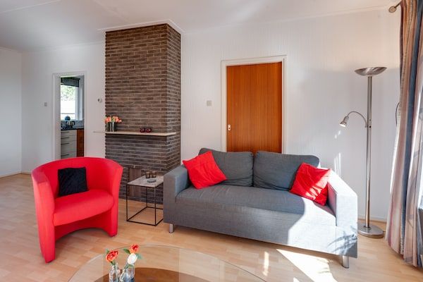 Woonkamer - Vakantiehuis Mantinge bij natuurgebied in Mantinge (3)