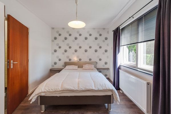Slaapkamer - Vakantiehuis Mantinge bij natuurgebied in Mantinge (2)