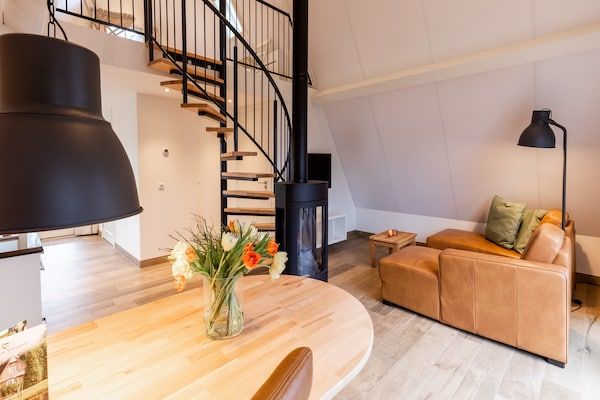 Woonkamer - Villa Retreat met Huisdieren in Hellendoorn (2)