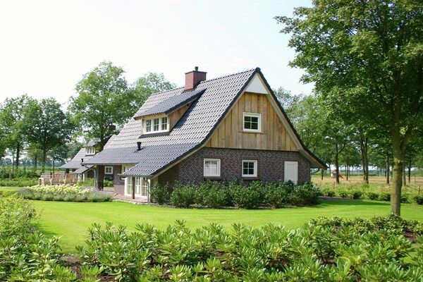 Buitenkant - Spa Villa bij het Sallandse Bos in Hellendoorn (1)