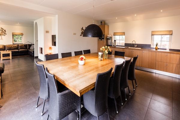 Woonkamer - Wellnessvilla in rustige natuur in Hellendoorn (4)