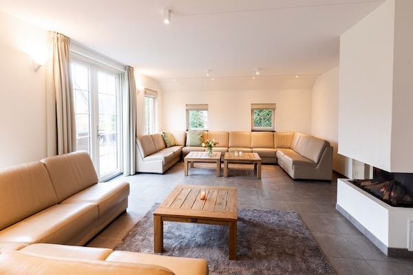 Woonkamer - Wellnessvilla in rustige natuur in Hellendoorn (2)