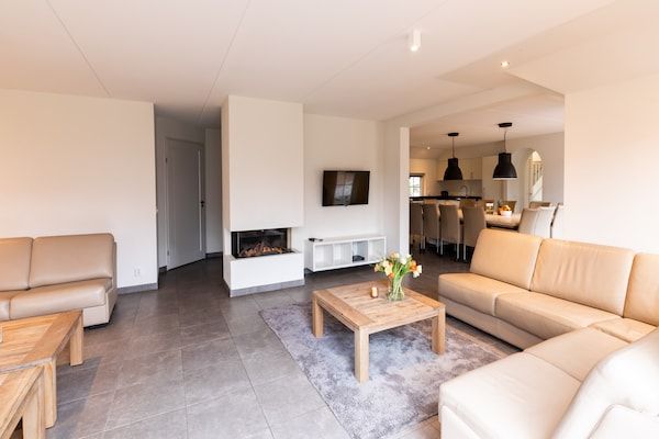 Woonkamer - Wellnessvilla in rustige natuur in Hellendoorn (3)