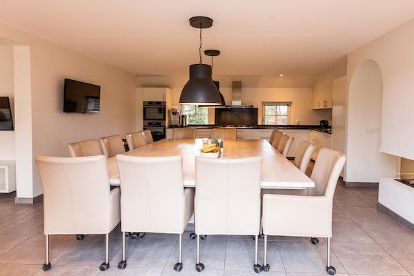 Eetkamer - Wellnessvilla in rustige natuur in Hellendoorn (5)