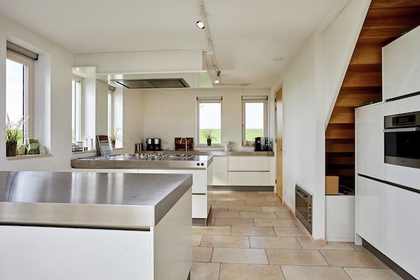 Keuken - Ruimte om te verbinden: een kustvilla in Wierum (4)