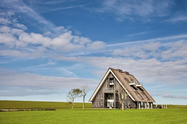 Buitenkant - Ruimte om te verbinden: een kustvilla in Wierum (1)