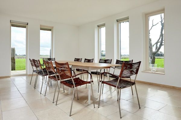 Eetkamer - Ruimte om te verbinden: een kustvilla in Wierum (3)