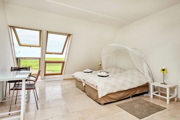 Slaapkamer - Ruimte om te verbinden: een kustvilla in Wierum (5)