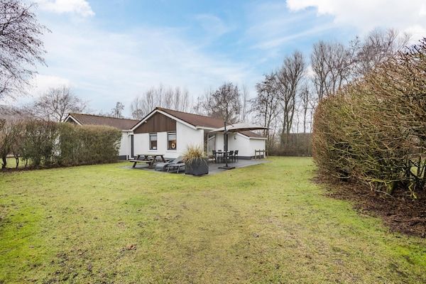 Buitenkant - Gezellige villa nabij de duinen in Hollum (1)