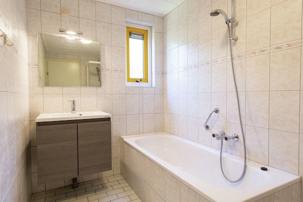 Badkamer - Huisdiervriendelijk uitje in Hollum (5)
