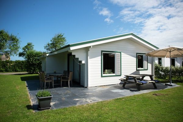 Buitenkant - Hollum Bungalow Vlakbij het Strand in Hollum (1)