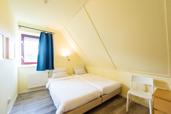 Slaapkamer - Villa met huisdiertoegang in Hollum (1)