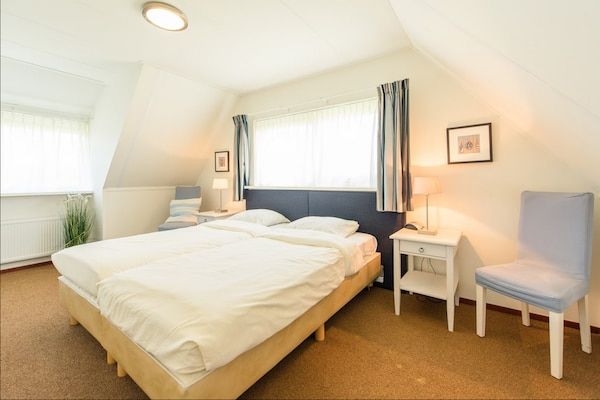 Slaapkamer - Hollum Villa met Gedeeld Zwembad in Hollum (1)
