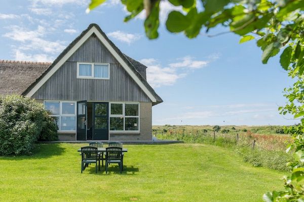 Buitenkant - Hollum Villa met Gedeeld Zwembad in Hollum (5)