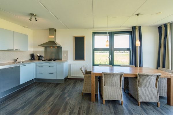 Eetkamer - Hollum Villa met Gedeeld Zwembad in Hollum (3)