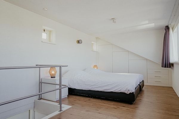 Slaapkamer - Huis bij Uitgeestermeer met Tuin in Uitgeest (5)