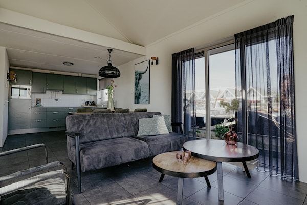 Woonkamer - Huis bij Uitgeestermeer met Tuin in Uitgeest (2)