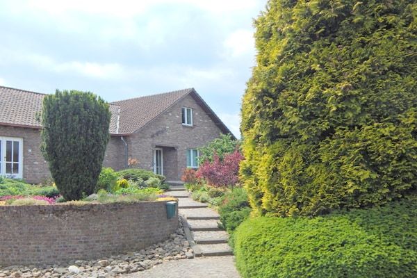 Buitenkant - Vakantiehuis in Sittard met Zwembad in Sweikhuizen (1)