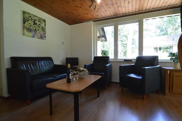 Woonkamer - Vakantiehuis in Stramproy bij natuurgebied in Stramproy (1)