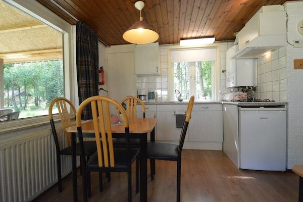 Eetkamer - Vakantiehuis in Stramproy bij natuurgebied in Stramproy (3)